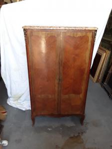 Buffet in Mahagonifederfurnier, eingelegt mit Ebenholz und Buchsbaum, Marmorgranulat. Höhe 150 cm, Tiefe 38 cm, Breite 86 cm (am Marmor). Napoleon III. Periode, gesetzliche Gewährleistung.