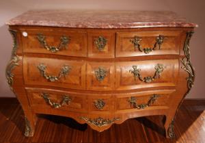 Antico maestoso cassettone comò francese stile Reggenza del 1800 in bois de rose con marmo e bronzi
