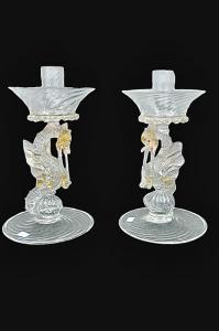 Coppia di candelieri in vetro  con fusto a forma di drago alato. Salviati,Murano.
