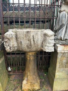 acquasantiera in pietra