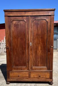 Kleiderschrank mit zwei Türen