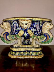 Vaso centrotavola a base trilobata con decoro a motivi vegetali stilizzati con mascheroni e festoni in rilievo.Manifattura Giustiniani.Napoli.
