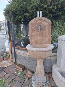 Wandbrunnen aus Stein