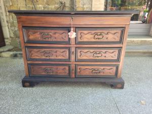 Lombard chest of drawers, early 17th century, solid walnut