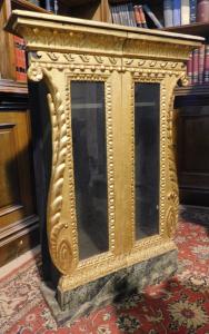 ARM218 - Vitrine de canto lacada e dourada, dimensões cm L 80 x A 105 x P 56