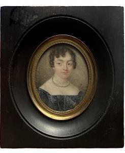 Miniatura su avorio raffigurante figura femminile,firmata.