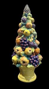 Centrotavola trionfo di frutta in maiolica con base a cesto e forma piramidale.Zaccagini,Firenze.