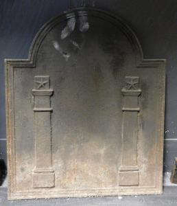 P249 - Cast iron fireback with curved top, 19th century, dimensions cm W 45 x H 55