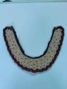 Gola de seda bordada com contas. Itália.