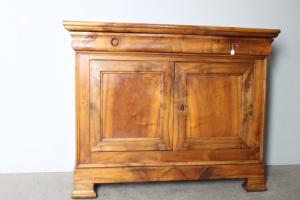 Antica credenza  noce XIX sec cappuccina Biondo venata . Restaurata 130 x 55 , Altezza cm 106 