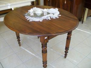 Tavolo ovale, consolle a bandelle. 131 l x 112 larghezza aperto x 80 h. 131 l x 61 larghezza chiuso x 80 h.  