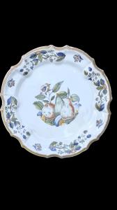 Majolica plate with lobed edge and baroque fruit decoration. Manufacturing by Pasquale Antonibon. Nove di Bassano.