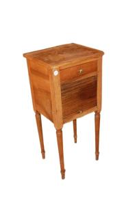 Mesa de cabeceira francesa em estilo Luís XVI do século XIX em madeira de nogueira com persiana.
