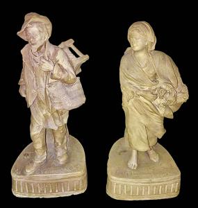 Coppia di sculture in terracotta raffigurante contadini.Firma Cav.G.Vaccaro.(1807-1889)Caltagirone.