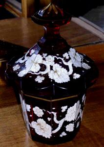 Boemia del Nord, periodo biedermeier, 1830 c.a. Pregevole vasetto bomboniera con coperchio