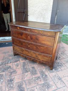 Comò lastronato in noce e radica noce dell india filetto e rimarginatura fronte spanciato legno di testa sul becco del piano lucchese l130xp63xh98  garanzia termini di legge 