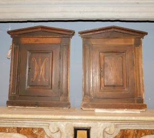 stip216 - Pair of walnut wall cabinets, 18th century, cm w 39 x h 46