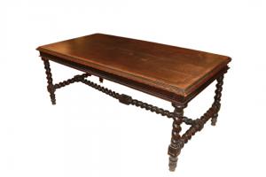 Grande tavolo francese di inizio 1800 in legno di noce con intagli