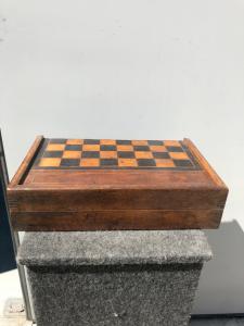 Scacchiera pieghevole in legno di mogano con dettagli in ciliegio e ebano.
