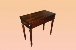 Mesa de jogos francesa em estilo Luís XVI, em madeira de mogno, do século XIX.