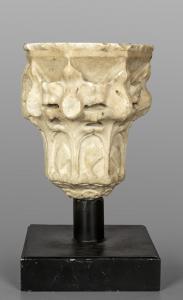 Mittelalterliches Kapitell aus Marmor aus der Zeit Friedrichs II., Mittelitalien, 13. Jahrhundert