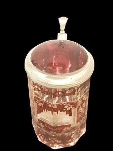 Biedermeier-Böhmischer Humpen mit gravierter Architekturszene und Rocaille-Motiven.