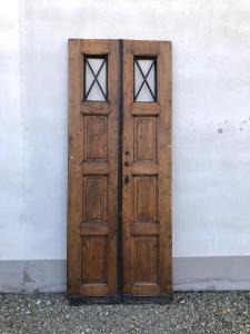 Porta de entrada em nogueira