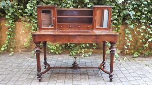 Antique Lombard writing desk with riser, in walnut veneer and threads