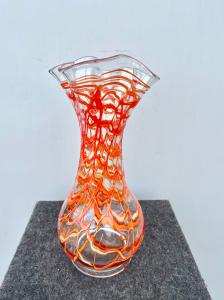 Vaso globulare trasparente con inclusioni a filamenti rossi.Manifattura Seguso.Murano.