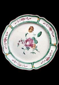 Piatto in maiolica a bordo lobato.Decoro alla rosa.Manifattura Finck.Bologna.