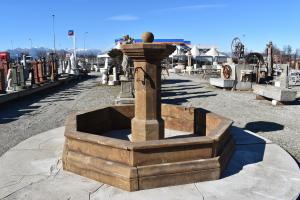 Fontana da centro in pietra  