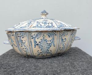 Zuppiera in maiolica con decoro alla ‘Rouen’,con motivi vegetali e geometrici stilizzati.Campania.