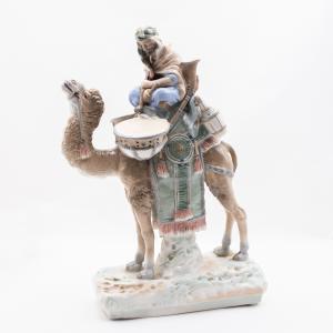Amphora Turn Teplitz, "Beduino su un cammello", scultura in porcellana, firmato, Anni '20/'30, Amphora Turn Teplitz, "Bedouin on a Camel," porcelain sculpture, signed, 1920s/'30s