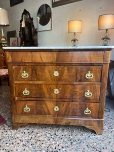 Cassettoncino Carlo X in noce top in marmo 