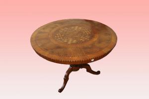 Mesa fixa circular italiana de Sorrento do século XIX ricamente entalhada.