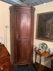 Antike emilianische Eckvitrine aus Nussbaum
