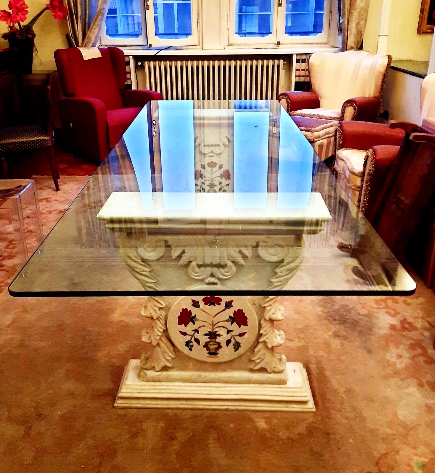 Tavolo in cristallo con 12 sedute, basi in marmo con inserti floreali della fine del XIX Secolo. Larg. 71 x h 76 x prof. 20 cm.