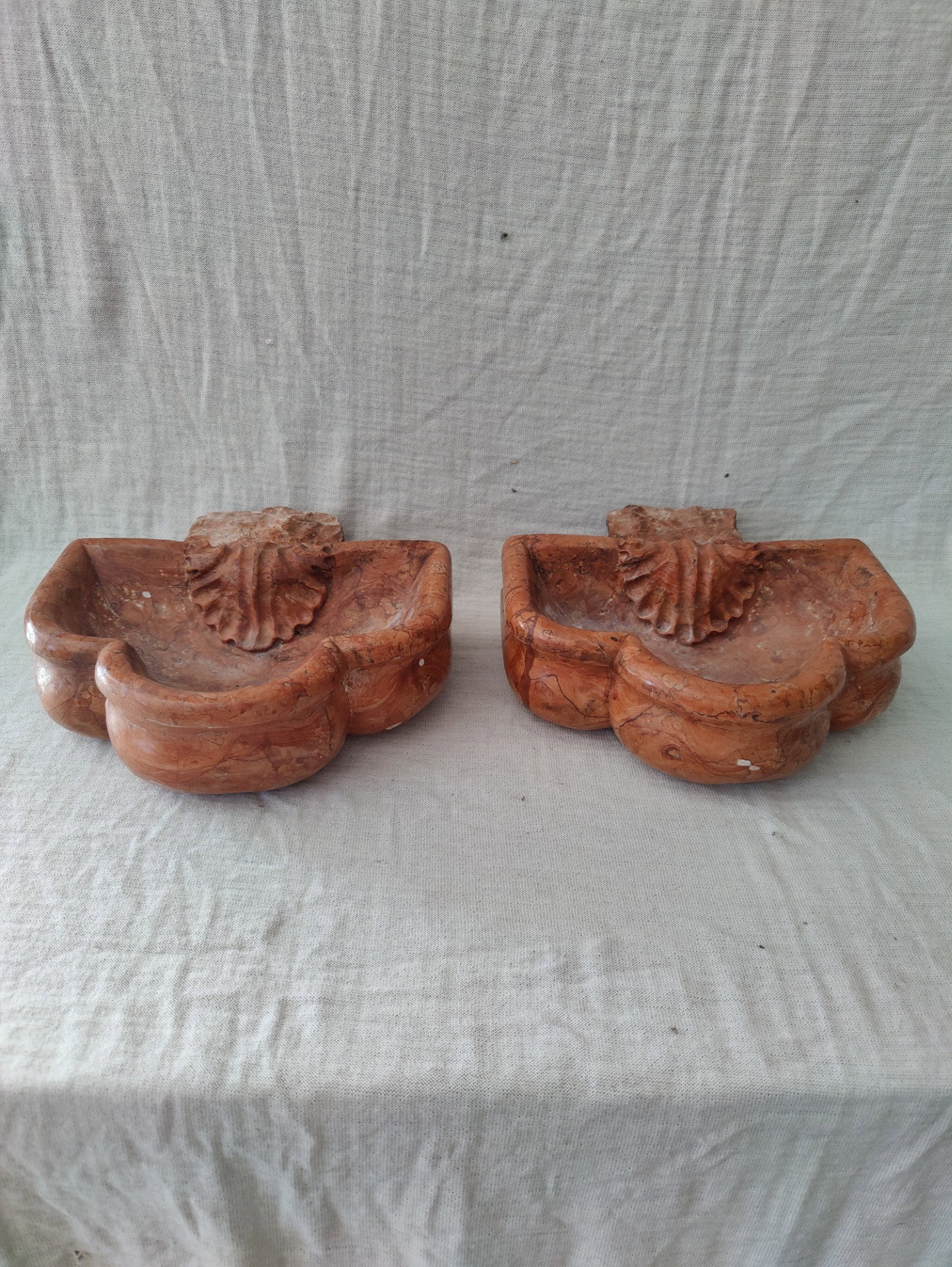 Coppia di acquasantiere in marmo rosso Verona - 25 x 25 cm