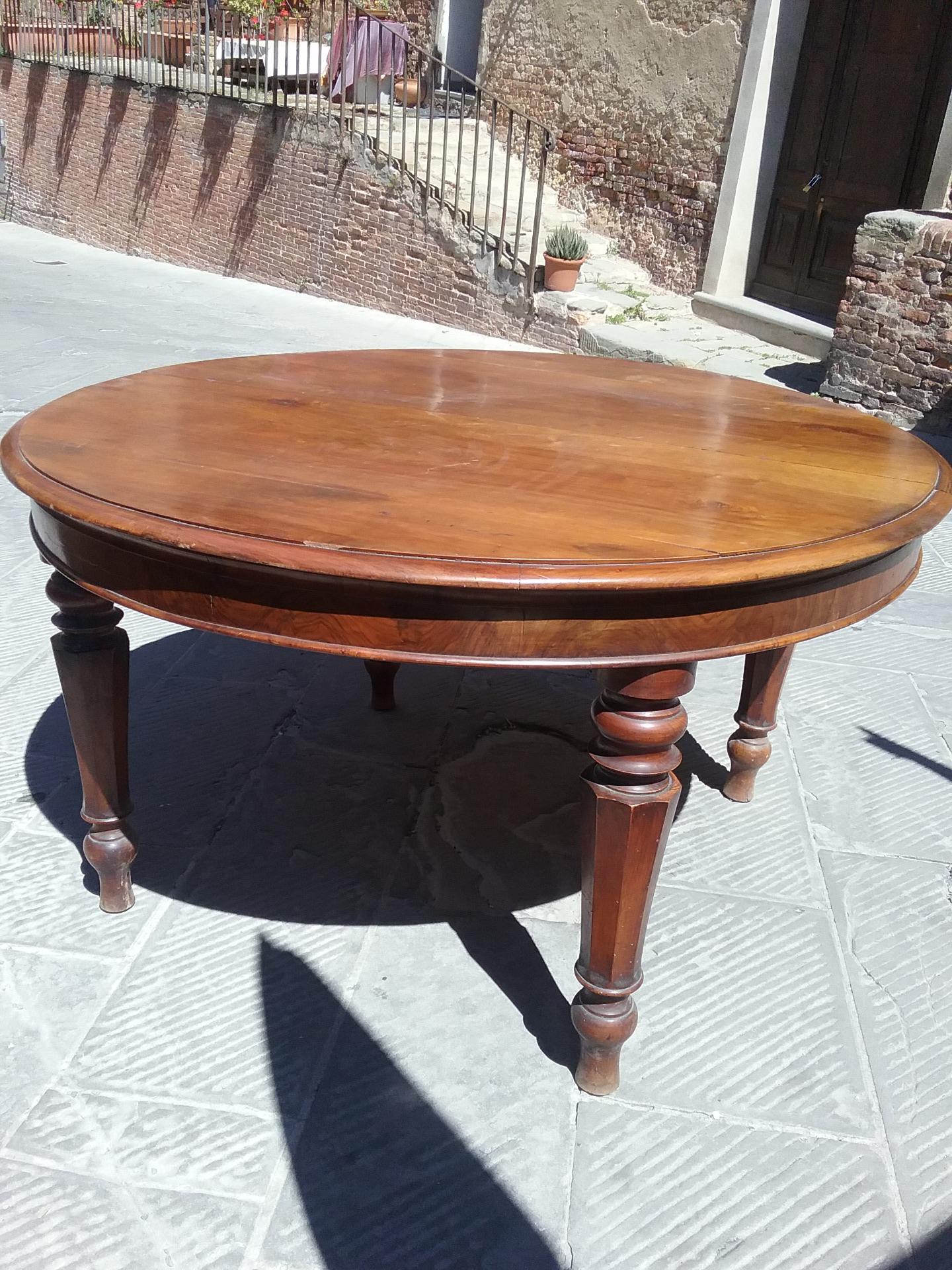 Table ronde lombarde extensible, époque 1800, L148 H80, étendue 280, en noyer, pieds à facettes, garantie selon les termes de la loi.