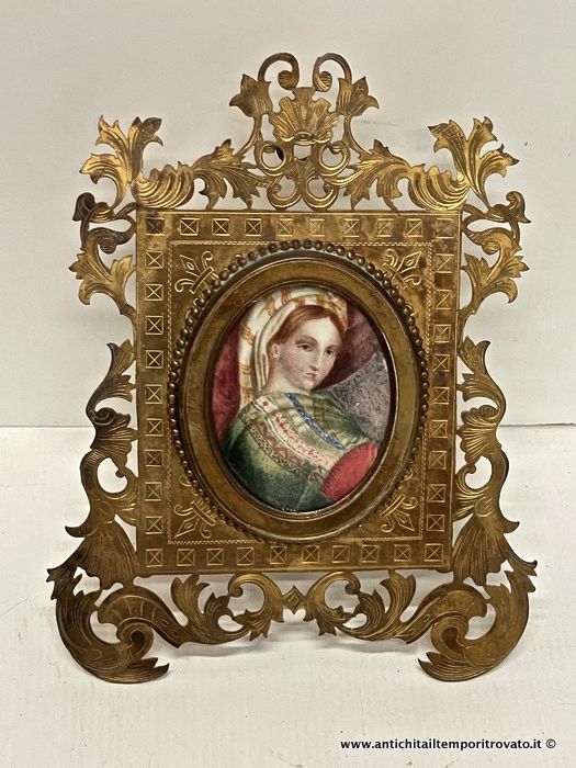 Ancien cadre de la fin du XIXe siècle réalisé à jour et ciselé avec une Madone de la chaise peinte à la main sur une plaque.