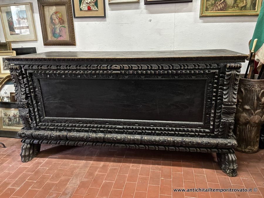 Antica e spettacolare cassa sarda di Santu Lussurgiu in castagno scolpita a mano nei primi 800