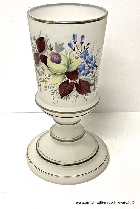 Antico vaso per fiori in vetro opaline con decori floreali e fogliatI 
