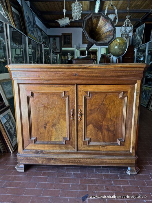 Antiguo aparador francés de finales del siglo XIX en madera maciza de nogal con tapa de madera