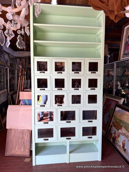 Antico mobile da drogheria color verde chiaro del 1930 con 18 cassetti vetrati