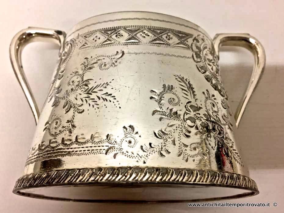 Antiguo azucarero Victoriano hecho de Britannia metal, cincelado con decoraciones florales a finales del siglo XIX.
