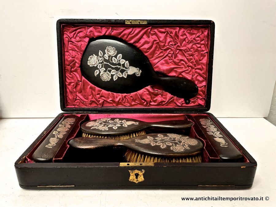 Antiguo set de tocador ebanizado con decoraciones florales de plata 925 de Londres 1903