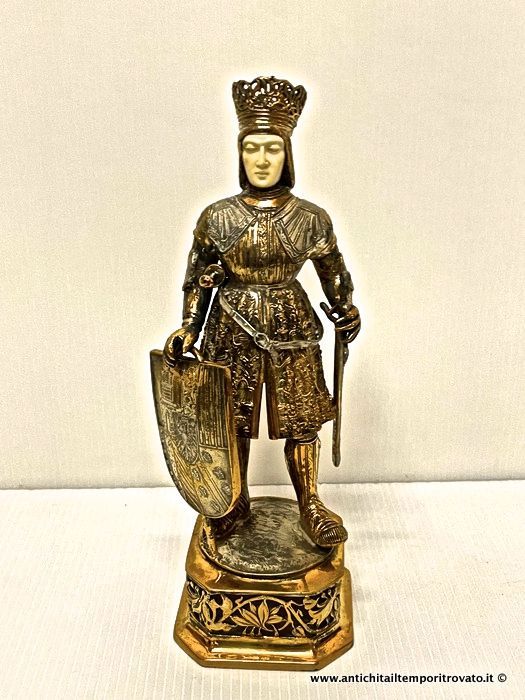 Antiguo personaje con armadura de plata alemana, probablemente Fernando de España