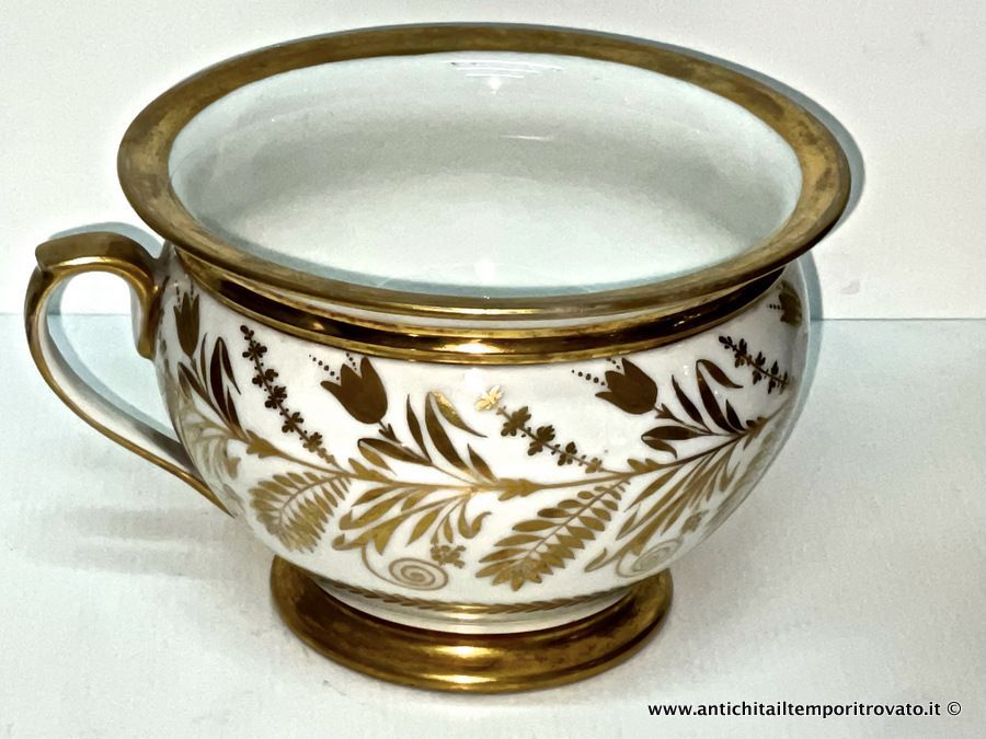 Ancien pot de chambre du XIXe siècle, Vieux Paris, en porcelaine blanche décorée à l'or fin.