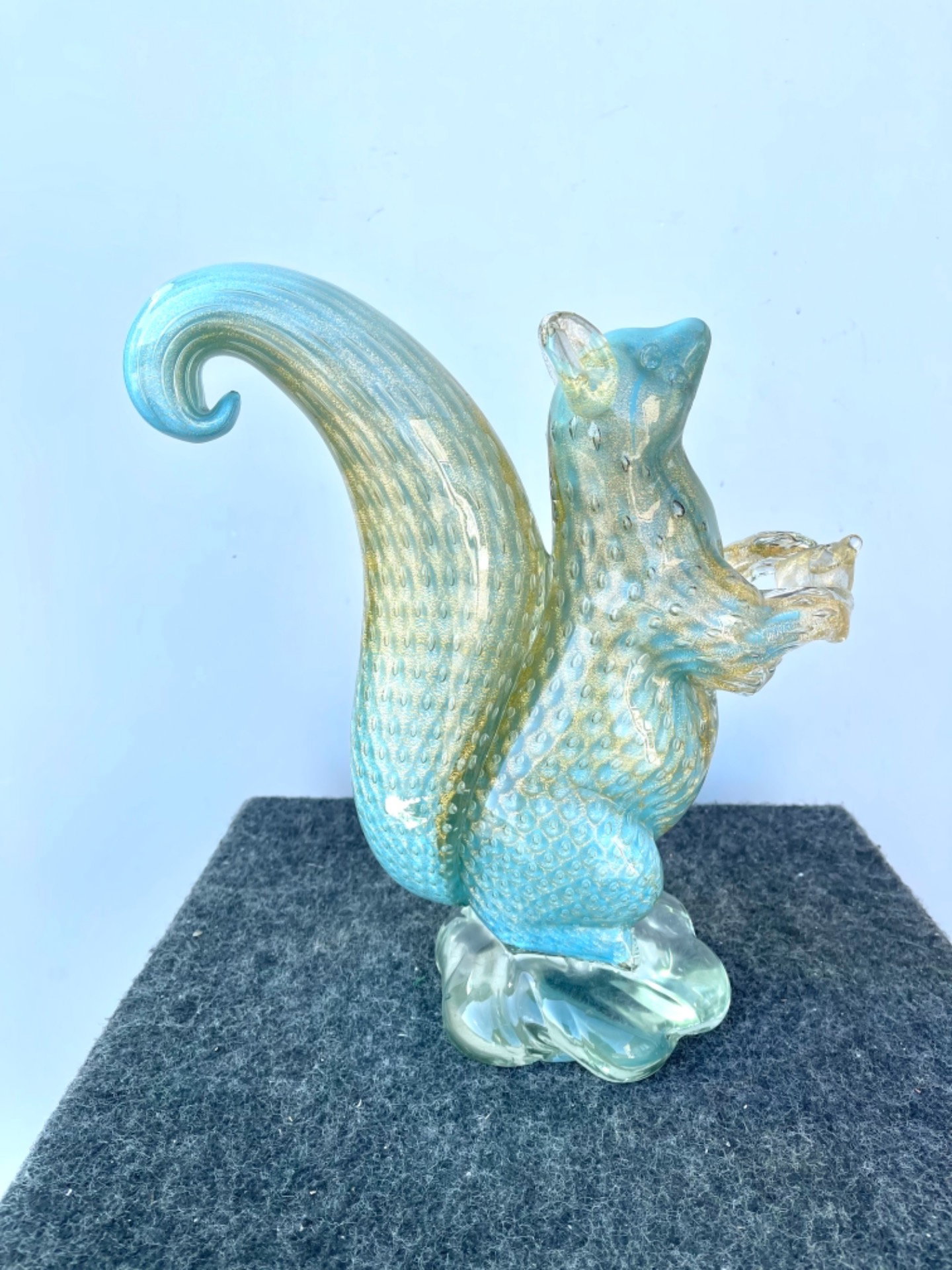 Écureuil en verre sommerso avec inclusions de bulles et feuille d'or. Alfredo Barbini, Murano.