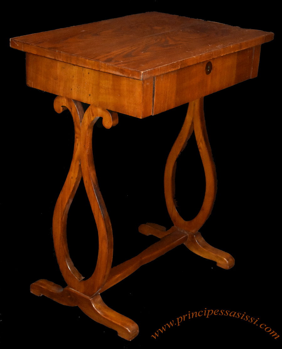 EM PROMOÇÃO Viena, 1820-30 aprox. Elegante mesa de centro do início do Biedermeier vienense folheada em penas de freixo florido.